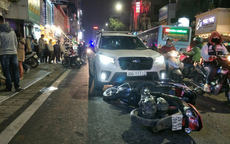 Hà Nội: Xe ô tô tông liên hoàn 10 xe máy trước cổng trường