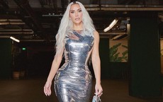 Kim Kardashian để lộ nếp nhăn vùng cổ