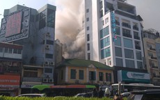 Hà Nội: Nhà trên phố Hàng Bông bốc cháy, cột khói đen cao hàng trăm mét