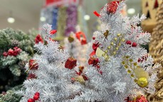 Nhiều người chọn mua đồ trang trí Noel 'made in Việt Nam'