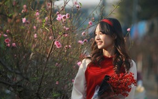 Thiếu nữ Hà Thành "thả dáng" cùng hoa đào đầu mùa bung sắc