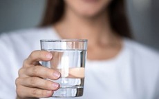 Dân mạng mách nhau 'nhỏ nước miếng vào cốc nước để test vi khuẩn HP': Bác sĩ ung bướu phản bác