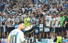 Vì sao người Argentina cuồng bóng đá đến mức ân nhân suốt đời của Messi không muốn họ vô địch?
