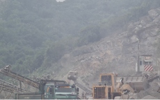 Lật máy múc tại mỏ đá ở Nghệ An, một công nhân bị thương nặng
