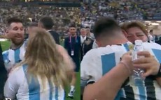 Chân dung bất ngờ của người phụ nữ bật khóc nức nở khi được Messi trao cái ôm đầu tiên đầy xúc động sau chiến thắng lịch sử