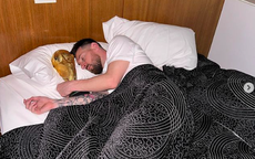 Sự thật bất ngờ về chiếc cup vàng mà Messi ôm cả lúc đi ngủ 