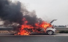 Ô tô cháy dữ dội trên cao tốc Pháp Vân - Cầu Giẽ