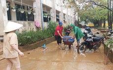 Bùn phủ thành lớp dày sau lũ, thầy cô tất bật dọn dẹp để đón học sinh trở lại trường