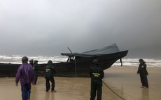 Người dân ở Quảng Trị phát hiện thuyền vô chủ trôi dạt vào bờ biển trong đêm