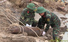 Phú Thọ: Di dời quả bom hơn 100kg dưới chân cầu Văn Lang