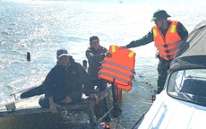 Gặp nạn trên biển khi đang khai thác thủy sản, hai ngư dân được Bộ đội Biên phòng cứu sống