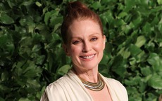 Thói quen giữ gìn sắc vóc của Julianne Moore ở tuổi 62