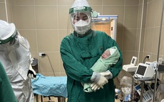 Em bé con sản phụ mắc COVID-19 chào đời khỏe mạnh đêm giao thừa Tết Nhâm Dần