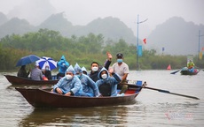 Dòng người đội mưa trẩy hội chùa Hương