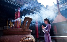 Đi lễ chùa Rằm tháng Giêng không dâng tiền mã, không cài tiền thật vào mâm lễ cúng Phật