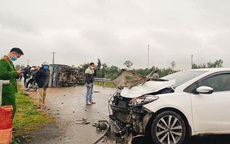 Hà Tĩnh: Va chạm với xe ô tô con, xe tải chở gas lật úp giữa đường