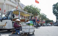 Cụ bà 101 tuổi ôm đàn chó đi nhặt rác, bán hàng rong trong rét buốt Hà Nội