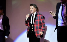 Fan lên sân khấu tặng hoa cho Đàm Vĩnh Hưng nhưng không quên 'khịa' CEO Bình Dương, phản ứng của nam ca sĩ mới bất ngờ