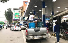 Người dân Hà Nội mang xô, can mua xăng dự trữ, nhiều cây xăng đóng cửa trước thời điểm điều chỉnh giá xăng dầu