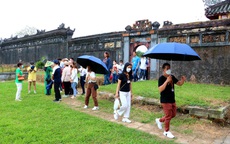 Chùm ảnh: Hàng trăm du khách tham quan Di tích Huế trong ngày mở cửa du lịch