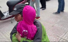 Bố khóc ròng nhận lại con gái 2 tuổi bị bỏ dưới cống, nước ngập ngang cổ