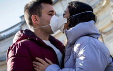 Không hôn và quan hệ tình dục an toàn có ngừa được nguy cơ lây nhiễm SARS-CoV-2?