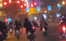 Nhóm thanh niên cầm gậy, phóng xe vượt ẩu, bấm còi inh ỏi gây náo loạn phố Hà Nội
