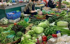 Giá xăng tăng lần thứ 5 chỉ sau 2 tháng đầu năm mới, ra chợ đã thấy nhiều mặt hàng rau củ quả, đồ tươi sống cũng "leo thang" theo