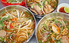 Bún bò Huế xí quách sóng sánh váng mỡ ăn kèm xương hầm