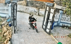 CSGT vào tận nhà bắt xe máy vi phạm, hành động của 2 nữ "quái xế" gây chú ý