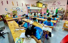 Bán nhẫn cưới để mở "lớp học 0 đồng" và hành trình hơn 10 năm thầy đi tìm trò