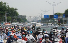 Ảnh: Kẹt xe khủng khiếp tại cửa ngõ sân bay Tân Sơn Nhất, nhiều người chán nản vì muộn giờ làm, con trễ học