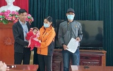 Hải Dương: Bàn giao bé trai bị bỏ rơi ven đường ở xã Đông Xuyên cho người nhận nuôi