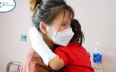 Bé 2 tuổi ở Hà Nội bị điện giật ngừng tim vì nghịch sạc điện thoại
