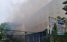 Khói đen bốc lên nghi ngút tại Trường Du lịch Huế sau tiếng nổ lớn