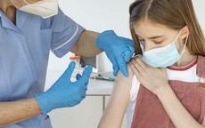 Nhiễm biến thể Omiron: Trẻ chưa được tiêm vaccine có nguy cơ bệnh nặng cao gấp 2 lần