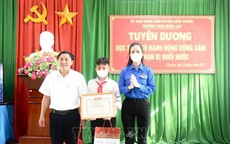 Tuyên dương học sinh lớp 8 dũng cảm cứu 2 bạn nhỏ khỏi đuối nước