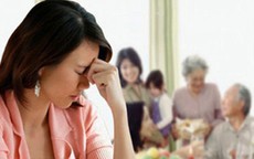 Tôi trầm trồ khen ngợi và ngưỡng mộ những người con thành đạt hiếu thảo của bác hàng xóm, nào ngờ bác ấy bật khóc