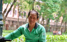 Gặp lại người cha 10 năm sống trong ống cống nuôi 2 con đỗ thủ khoa đại học ở Hà Nội: "Tôi không còn ở cống nữa rồi"