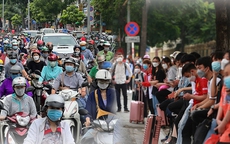 Người dân Hà Nội và Sài Gòn đổ xô về quê nghỉ lễ 30/4 - 1/5, mọi ngả đường ùn tắc kéo dài