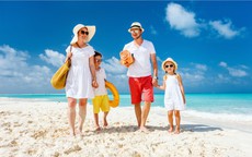 Đưa con đi du lịch biển kỳ nghỉ lễ cần nhớ những nguyên tắc quan trọng này để có kỳ nghỉ an toàn, khỏe mạnh