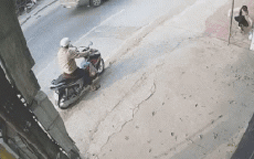 Khoảnh khắc gây ám ảnh: Người đàn ông đi xe máy bị ô tô mất lái tông văng khi đang dừng bên lề đường