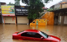 Nhiều ôtô bị nhấn chìm sau mưa lớn ở Lạng Sơn
