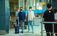 Tài tử "Giày thủy tinh" Han Jae Suk đã đến Việt Nam, nắm chặt tay Lý Nhã Kỳ ở sân bay