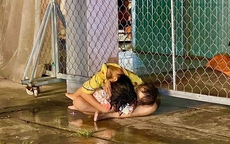 Nghẹn ngào bức ảnh hai bé gái ôm nhau ngủ gục dưới cơn mưa lớn, CĐM: "Hi vọng các con không phải trẻ mồ côi"