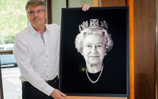 Bức chân dung chưa từng thấy của Nữ hoàng Anh được công bố với báu vật đặc biệt 200 năm tuổi, hiếm có khó tìm