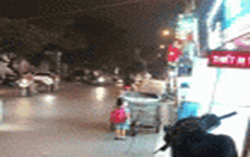Bé gái 4 tuổi lẽo đẽo theo người bố lao công đi gom rác ở Hà Nội gây xúc động