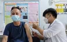 Sáng 17/5: Cả nước chỉ còn hơn 290 ca COVID-19 nặng; Những ai sẽ được tiêm vaccine mũi 4 ở TP HCM?