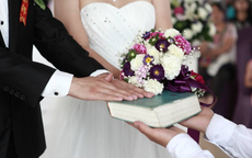 Sự cố bất ngờ đêm tân hôn khiến vợ trẻ suy sụp, cầu xin bác sĩ giữ bí mật