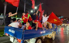 Thanh Hoá: Biển người đội mưa tràn xuống đường ăn mừng chiến thắng của U23 Việt Nam